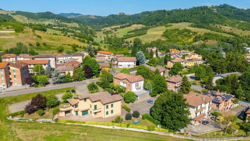 Hillside neighborhood surrounding the Villa in Italy