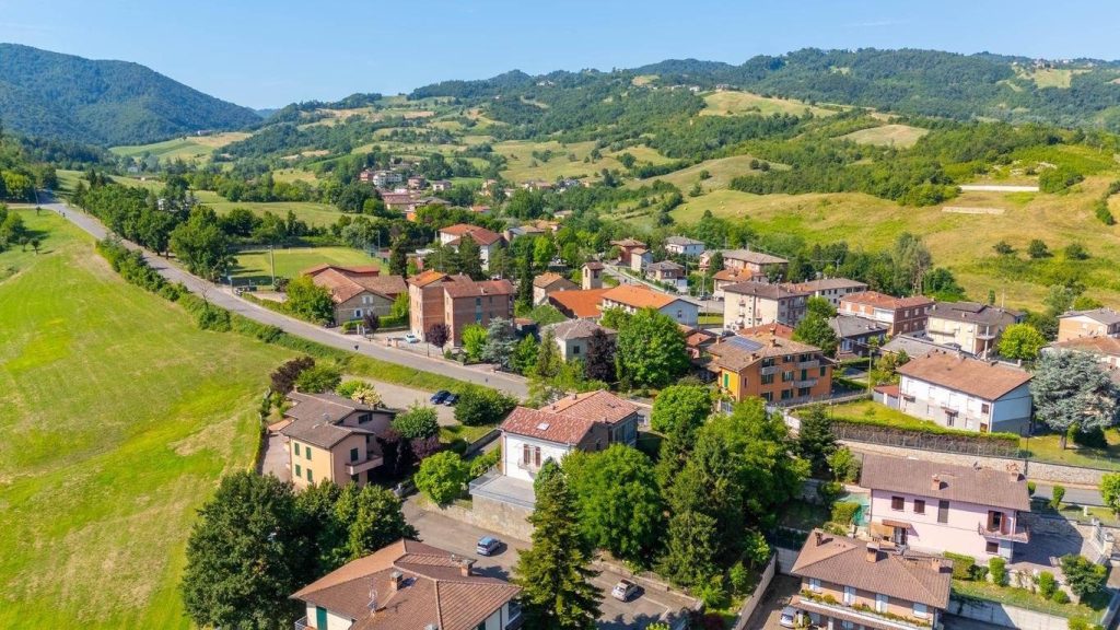 Green hills and neighborhood near the Villa in Italy
