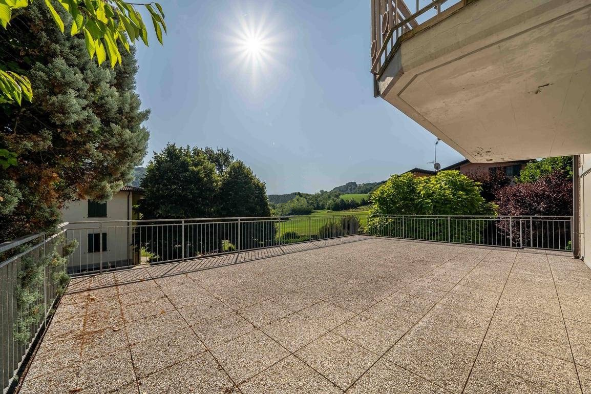4-Bedroom Italian Hillside Villa with Terrace exterior