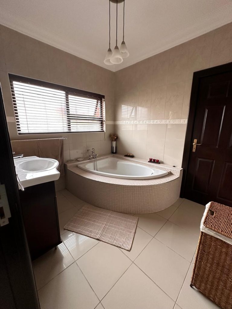 main bedroom bathroom